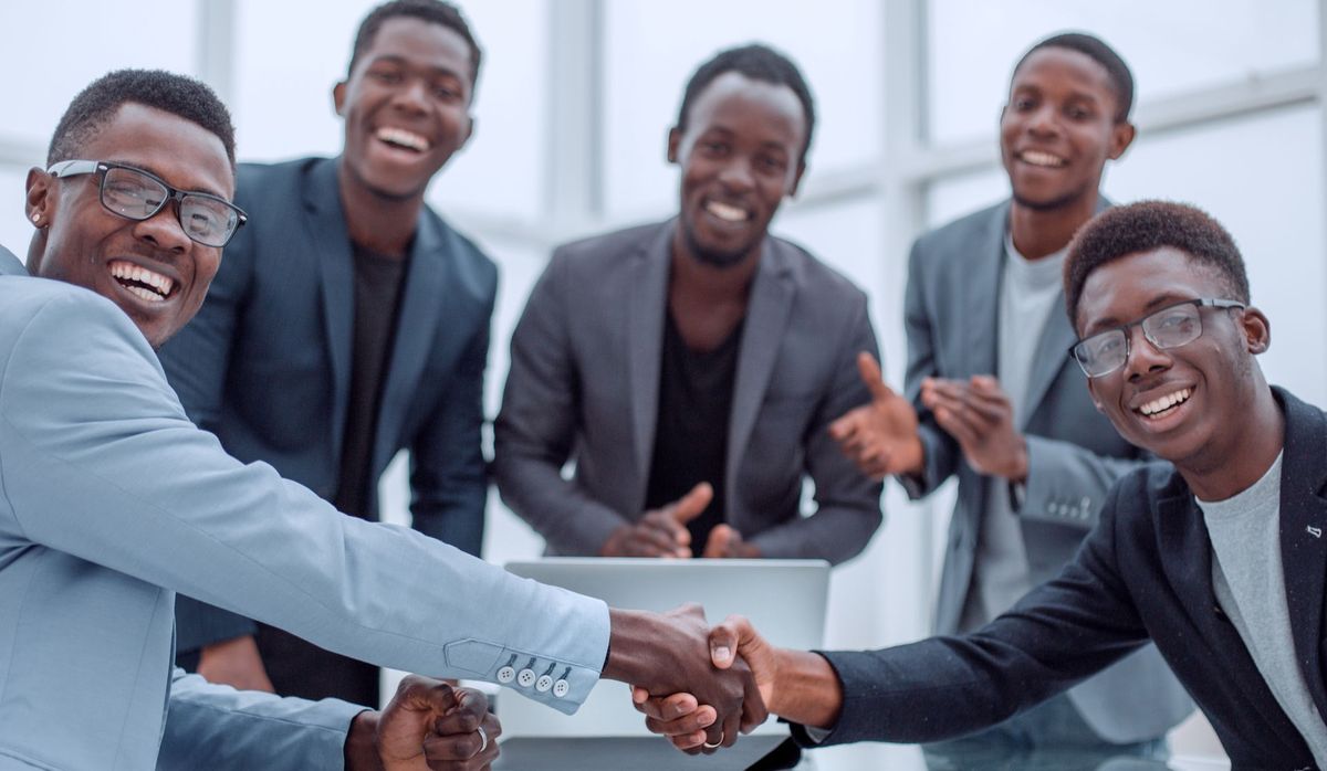 [Image illustrative : Poignée de main entre un recruteur et un jeune talent béninois dynamique]